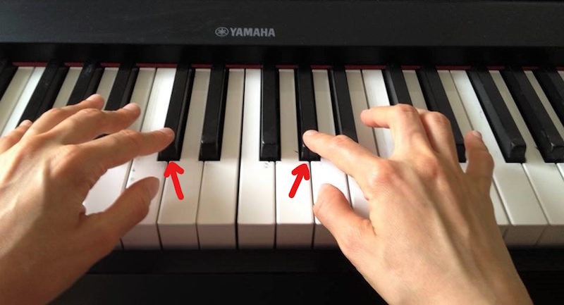 Mozart Best Piano closeup of angled black keys
